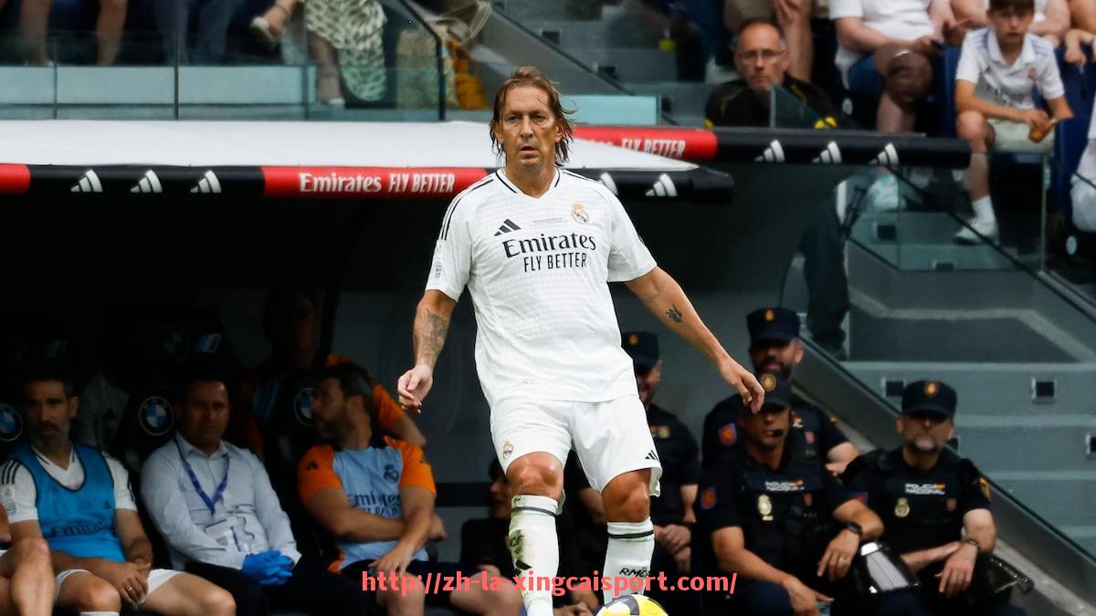 杏彩体育-世俱杯比赛中门将扑救成功率的统计与历史记录排名