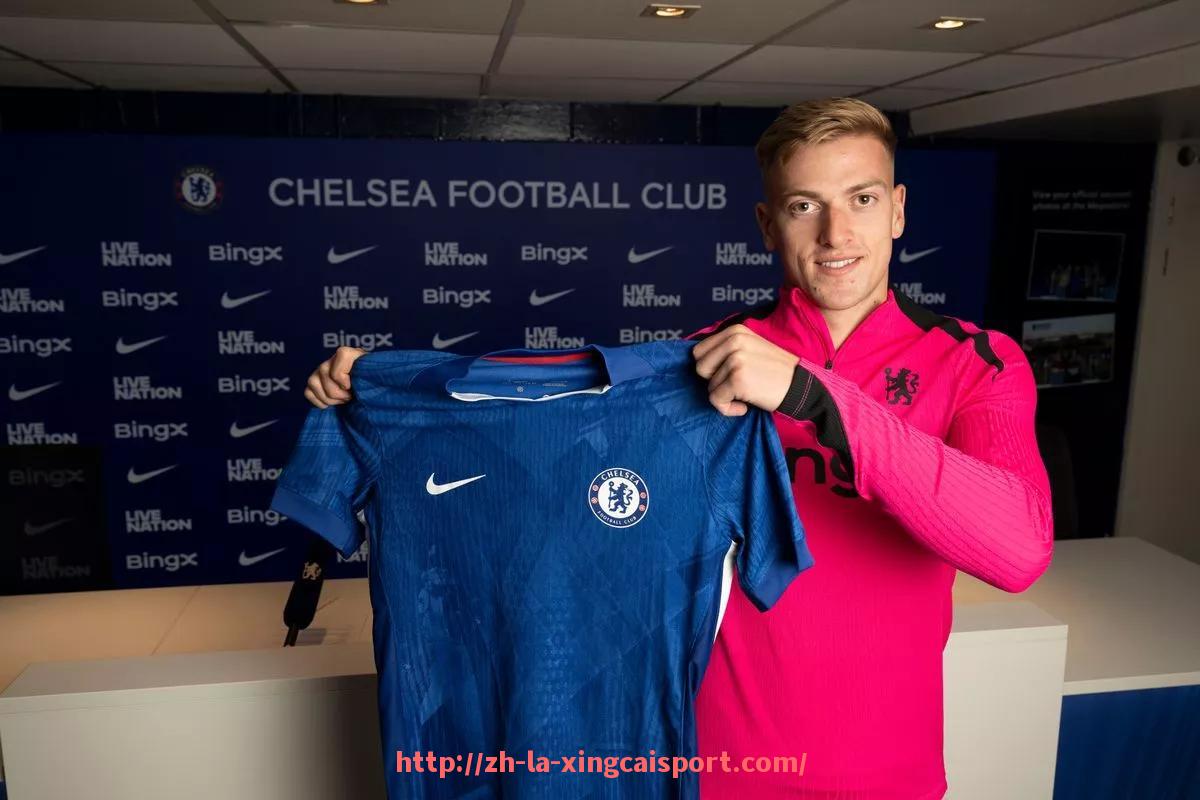 杏彩体育-CBA篮球看足球比赛:CBA球员和篮球迷观看足球比赛的现象